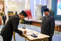 Presiden Prabowo Subianto (kanan) menyaksikan Penasihat Khusus Presiden Bidang Keamanan dan Ketertiban Masyarakat serta Reformasi Kepolisian Ahmad Dofiri (kiri) menandatangani dokumen pada acara pelantikan Menteri dan Wakil Menteri Negara Kabinet Merah Putih Dalam Sisa Masa Jabatan Periode Tahun 2024-2029 di Istana Negara, Jakarta, Rabu (17/9/2025).