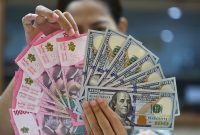 rupiah menguat 0,03% dibanding penutupan hari sebelumnya yang berada di Rp 16.419 per dolar AS. Pergerakan rupiah berbanding terbalik dengan pergerakan mata uang Asia.