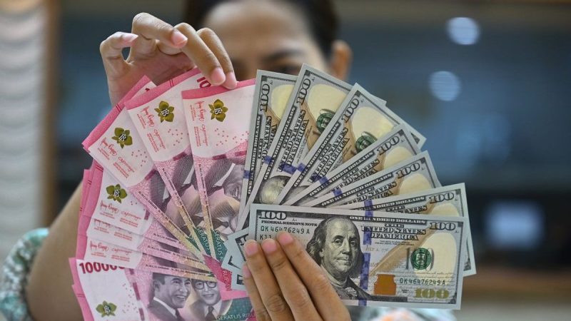 rupiah menguat 0,03% dibanding penutupan hari sebelumnya yang berada di Rp 16.419 per dolar AS. Pergerakan rupiah berbanding terbalik dengan pergerakan mata uang Asia.