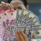 rupiah menguat 0,03% dibanding penutupan hari sebelumnya yang berada di Rp 16.419 per dolar AS. Pergerakan rupiah berbanding terbalik dengan pergerakan mata uang Asia.