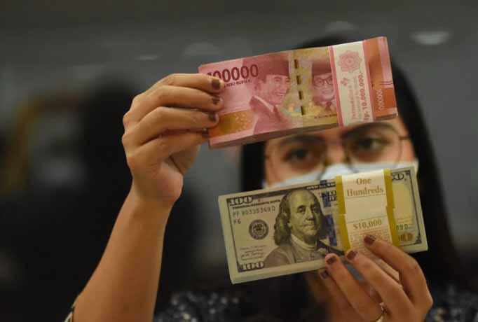 Kepala Ekonom Permata Bank Josua Pardede menyebut, rupiah melanjutkan tren pergerakan yang terbatas hari ini, seiring investor yang mengantisipasi data ketenagakerjaan AS di hari Jumat.