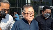 Komisaris PT Dosni Roha Logistik (PT DRL) Bambang Rudijanto Tanoesoedibjo alias Rudy Tanoe bungkam usai diperiksa tim penyidik KPK sebagai saksi kasus dugaan korupsi penyaluran bantuan sosial (bansos) beras di Gedung Merah Putih KPK, Jakarta Selatan, Kamis (14/12/2023).
