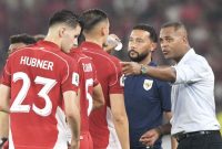 Pelatih Timnas Indonesia Patrick Kluivert (kanan) didampingi asisten pelatih Denny Landzaat (kedua kanan) memberikan arahan kepada anak asuhnya pada pertandingan Kualifikasi Piala Dunia 2026 putaran ketiga Grup C melawan Timnas China. Foto: Antara