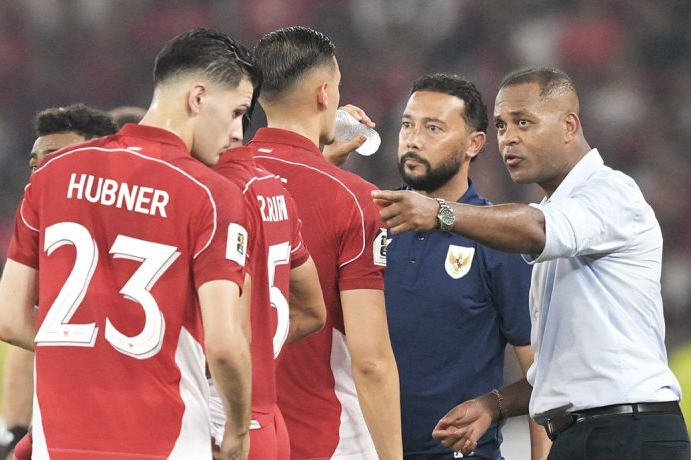 Pelatih Timnas Indonesia Patrick Kluivert (kanan) didampingi asisten pelatih Denny Landzaat (kedua kanan) memberikan arahan kepada anak asuhnya pada pertandingan Kualifikasi Piala Dunia 2026 putaran ketiga Grup C melawan Timnas China. Foto: Antara