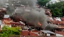 Kebakaran hebat di Jalan Gaharu Medan.