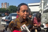 Sekretaris Jenderal Partai Solidaritas Indonesia (Sekjen PSI) Raja Juli Antoni memberikan keterangan kepada media di Istana Kepresidenan Jakarta, Senin (1/9/2025).