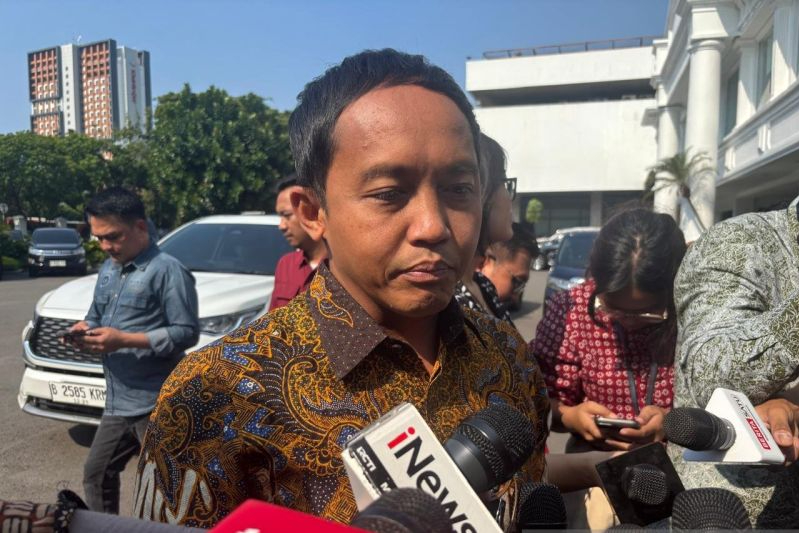 Sekretaris Jenderal Partai Solidaritas Indonesia (Sekjen PSI) Raja Juli Antoni memberikan keterangan kepada media di Istana Kepresidenan Jakarta, Senin (1/9/2025).