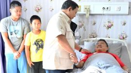 Presiden RI Prabowo Subianto menjenguk korban aksi demonstrasi di RS Polri, Kramat Jati, Jakarta Timur, Senin (1/9/2025).