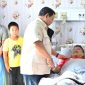 Presiden RI Prabowo Subianto menjenguk korban aksi demonstrasi di RS Polri, Kramat Jati, Jakarta Timur, Senin (1/9/2025).