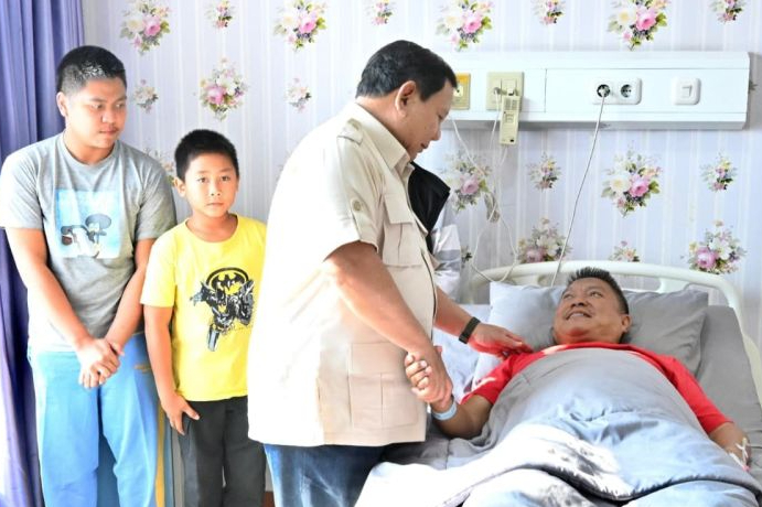 Presiden RI Prabowo Subianto menjenguk korban aksi demonstrasi di RS Polri, Kramat Jati, Jakarta Timur, Senin (1/9/2025).
