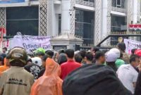 Ratusan massa AKBAR Sumut, saat berunjuk rasa di DPRD Sumut, Senin (1/9/2025)