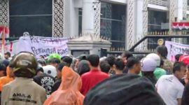 Ratusan massa AKBAR Sumut, saat berunjuk rasa di DPRD Sumut, Senin (1/9/2025)
