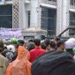 Ratusan massa AKBAR Sumut, saat berunjuk rasa di DPRD Sumut, Senin (1/9/2025)