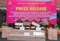Kepala Kejati Sumut, Harli Siregar didampingi Aspidsus dan Kajari Medan, memegang uang pengganti kerugian negara dari terpidana Adelin Lis, Rabu (3/9/2025).