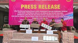 Kepala Kejati Sumut, Harli Siregar didampingi Aspidsus dan Kajari Medan, memegang uang pengganti kerugian negara dari terpidana Adelin Lis, Rabu (3/9/2025).