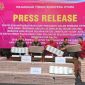 Kepala Kejati Sumut, Harli Siregar didampingi Aspidsus dan Kajari Medan, memegang uang pengganti kerugian negara dari terpidana Adelin Lis, Rabu (3/9/2025).
