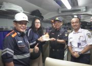Hari Pelanggan Nasional, KAI Sumut Bagikan Bingkisan hingga Kejutan Ulang Tahun di Stasiun Medan