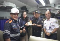 Vice President KAI Divre I Sumut Sofan Hidayah (kedua kanan) memberikan kue ulang tahun kepada pelanggan di KA Sribilah Utama (Medan-Rantau Prapat), Kamis (4/9). Foto: Dok.KAI Sumut