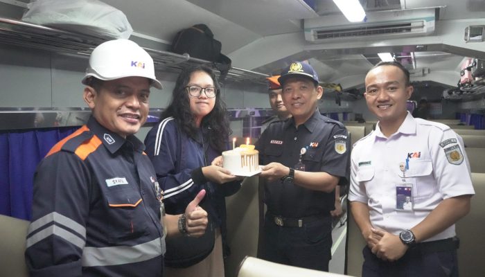 Hari Pelanggan Nasional, KAI Sumut Bagikan Bingkisan hingga Kejutan Ulang Tahun di Stasiun Medan