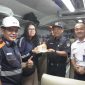 Vice President KAI Divre I Sumut Sofan Hidayah (kedua kanan) memberikan kue ulang tahun kepada pelanggan di KA Sribilah Utama (Medan-Rantau Prapat), Kamis (4/9). Foto: Dok.KAI Sumut