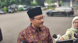 Menteri Sosial (Mensos) Saifullah Yusuf memberikan keterangan saat hendak menghadiri rapat terbatas di Istana Kepresidenan Jakarta, Kamis (4/9/2025).