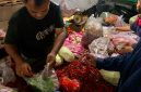 Seorang warga sedang berbelanja cabai di Pasar Simpang Limun Medan, Kota Medan. Foto: Topikseru.com/Agus Sinaga
