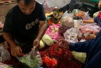 Seorang warga sedang berbelanja cabai di Pasar Simpang Limun Medan, Kota Medan. Foto: Topikseru.com/Agus Sinaga