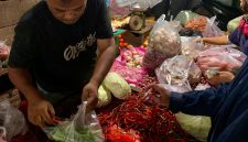Seorang warga sedang berbelanja cabai di Pasar Simpang Limun Medan, Kota Medan. Foto: Topikseru.com/Agus Sinaga