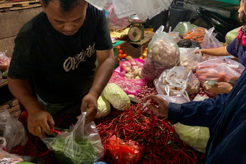 Seorang warga sedang berbelanja cabai di Pasar Simpang Limun Medan, Kota Medan. Foto: Topikseru.com/Agus Sinaga