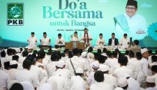Ketua Umum Dewan Pimpinan Pusat Partai Kebangkitan Bangsa Abdul Muhaimin Iskandar (keempat kiri) dalam acara 