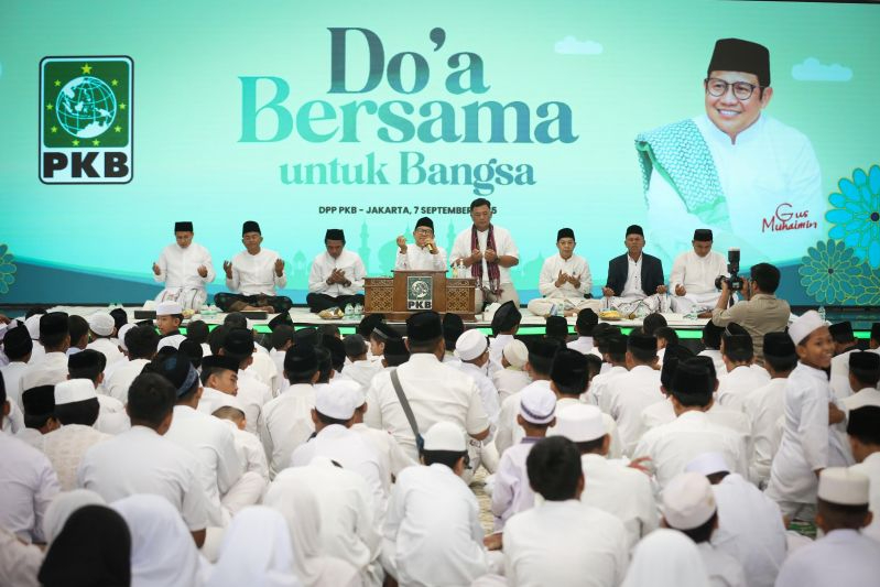 Ketua Umum Dewan Pimpinan Pusat Partai Kebangkitan Bangsa Abdul Muhaimin Iskandar (keempat kiri) dalam acara 