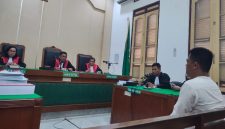Bendahara Nagori Banjar Hulu, Kabupaten Simalungun, Bambang Surya Siregar menjalani sidang dakwaan di Pengadilan Tipikor Medan, Senin (8/9/2025)