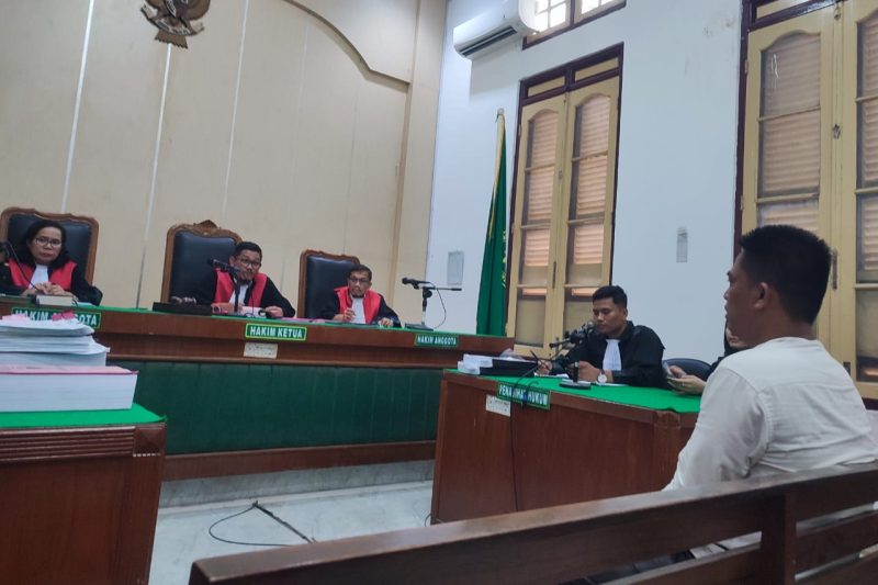 Bendahara Nagori Banjar Hulu, Kabupaten Simalungun, Bambang Surya Siregar menjalani sidang dakwaan di Pengadilan Tipikor Medan, Senin (8/9/2025)