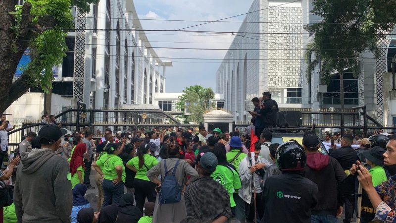 Aliansi Masyarakat Perjuangan Indonesia (AMPRI) sambangi DPRD Sumut. Foto: Topikseru.com/Agus Sinaga