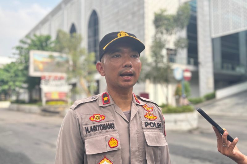 Kapolsek Medan Baru, Komisaris Polisi Hendrik Aritonang saat memberikan keterangan perihal misteri kematian jurnalis online, Nicolas Saragih, Medan,Sumatera Utara, Senin (8/9/2025).Foto: Topikseru.com/Agus Sinaga