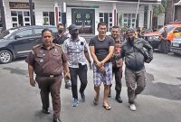 Tim Tabur Kejati Sumut, saat menangkap Selamat Ang terpidana kasus penipuan, Selasa (9/9/2025). Foto: Topikseru.com/M Agustian
