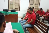 Kedua terdakwa pembuat SIM palsu, menjalani sidang tuntutan di PN Medan, Selasa (9/9/2025). Foto: Topikseru.com/M Agustian