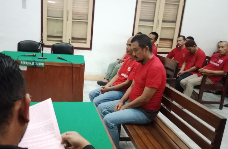Kedua terdakwa pembuat SIM palsu, menjalani sidang tuntutan di PN Medan, Selasa (9/9/2025). Foto: Topikseru.com/M Agustian