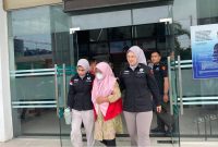 Kepala SMA Negeri 19, RN ditahan Kejari Belawan usai ditetapkan tersangka dugaan korupsi Dana BOS, Selasa (9/9/2025). Foto: Topikseru.com/M Agustian