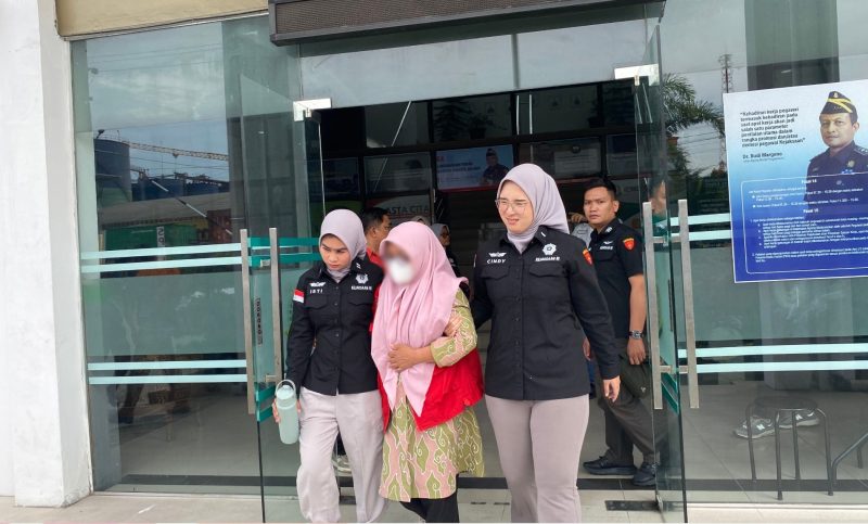 Kepala SMA Negeri 19, RN ditahan Kejari Belawan usai ditetapkan tersangka dugaan korupsi Dana BOS, Selasa (9/9/2025). Foto: Topikseru.com/M Agustian