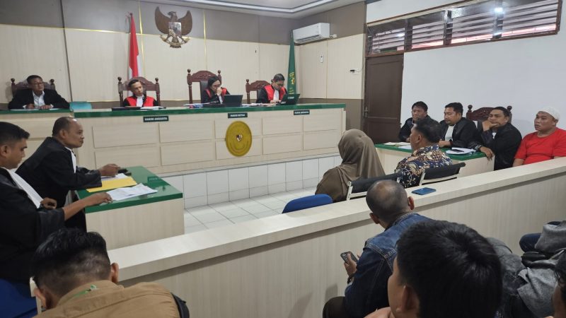 Dua saksi memberikan keterangan dalam kasus terdakwa Rahmadi di PN Tanjung Balai, Selasa (9/9/2025). Foto: Topikseru.com/M Agustian