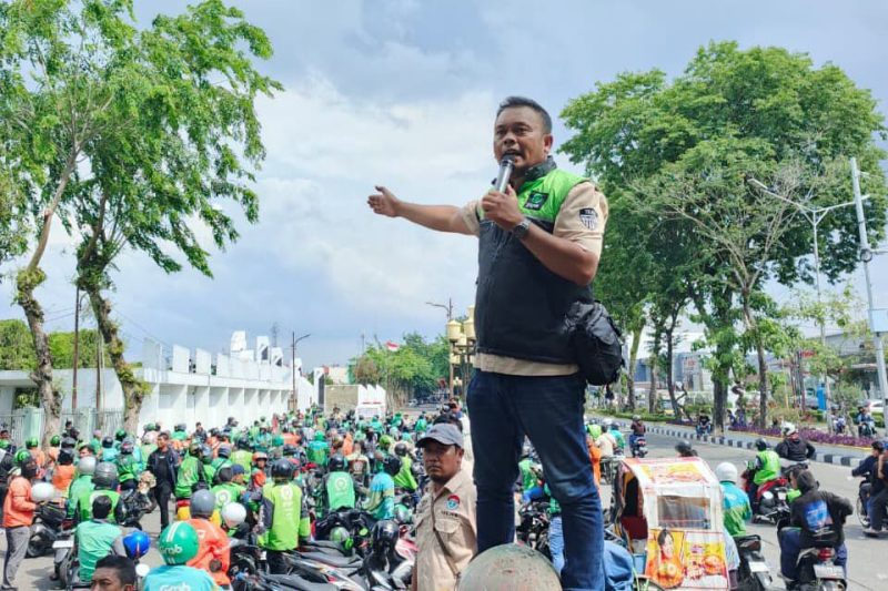 Ketua Godams, Agam, saat memimpin unjuk rasa di Kota Medan, Sumatera Utara. Selasa (9/9/2025). Foto: Topikseru.com/Agus Sinaga