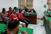 Wakil Rektor II UDA dan seorang Satpam menjalani sidang dakwaan atas kasus penganiayaan di PN Medan, Rabu (10/9/2025) sore. Foto: Topikseru.com/Agustian