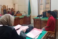 Dua abang beradik terdakwa pembuang mayat bayi, menjalani sidang dakwaan di PN Medan, Kamis (11/9/2025). Foto: Topikseru.com/Agustian