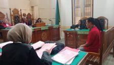Dua abang beradik terdakwa pembuang mayat bayi, menjalani sidang dakwaan di PN Medan, Kamis (11/9/2025). Foto: Topikseru.com/Agustian
