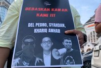 Aksi Kamisan Medan memampangkan poster pada Kamis (11/9/2025) di Titik Nol Kota Medan, Sumatera Utara, Foto:Topikseru.com/Agus Sinaga