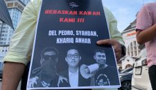 Aksi Kamisan Medan memampangkan poster pada Kamis (11/9/2025) di Titik Nol Kota Medan, Sumatera Utara, Foto:Topikseru.com/Agus Sinaga