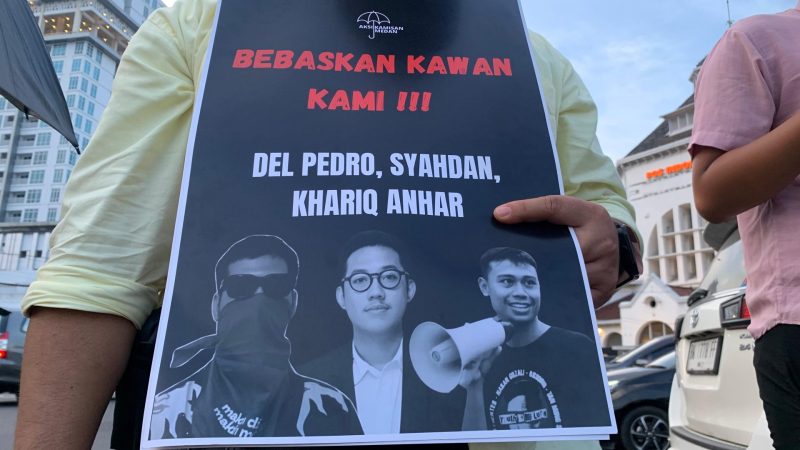Aksi Kamisan Medan memampangkan poster pada Kamis (11/9/2025) di Titik Nol Kota Medan, Sumatera Utara, Foto:Topikseru.com/Agus Sinaga