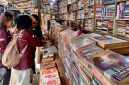 Pengunjung sedang memilih buku di Pasar Buku Medan yang terletak di Jalan Hitam, Kelurahan Perintis, Kecamatan Medan Timur, Kota Medan, Sumatera Utara. Foto: Topikseru.com/Agus Sinaga