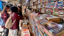 Pengunjung sedang memilih buku di Pasar Buku Medan yang terletak di Jalan Hitam, Kelurahan Perintis, Kecamatan Medan Timur, Kota Medan, Sumatera Utara. Foto: Topikseru.com/Agus Sinaga